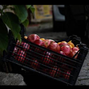 Is the grade of plastic important in preparing a fruit basket?